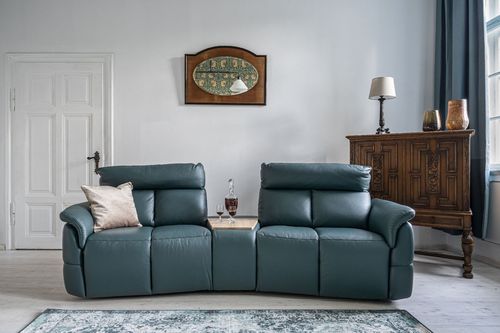 Skórzana sofa w salonie  pasuje do wnętrz urządzonych w każdym stylu Skórzana sofa w salonie pasuje do wnętrz urządzonych w każdym stylu